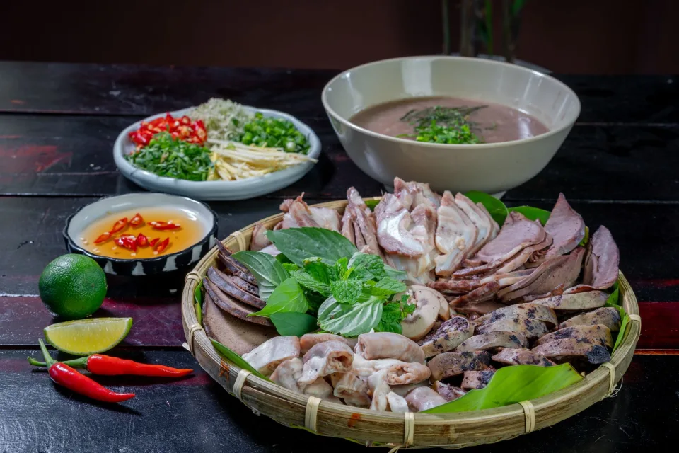 Bếp và nhân viên tại quán