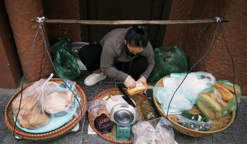 Bếp và nhân viên tại quán
